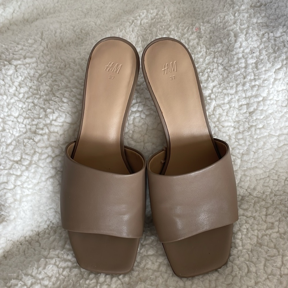 H&M Size 37 Tan Stiletto Heel Mules